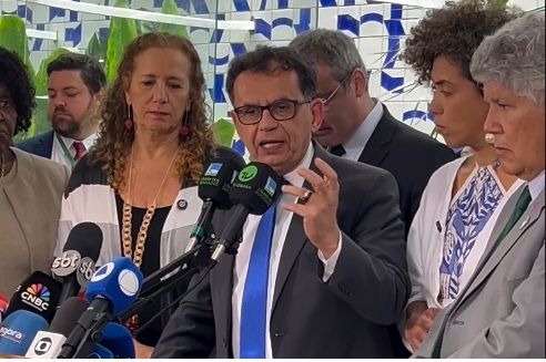 Deputados acusam governo do RJ de promover chacina em operação no Alemão