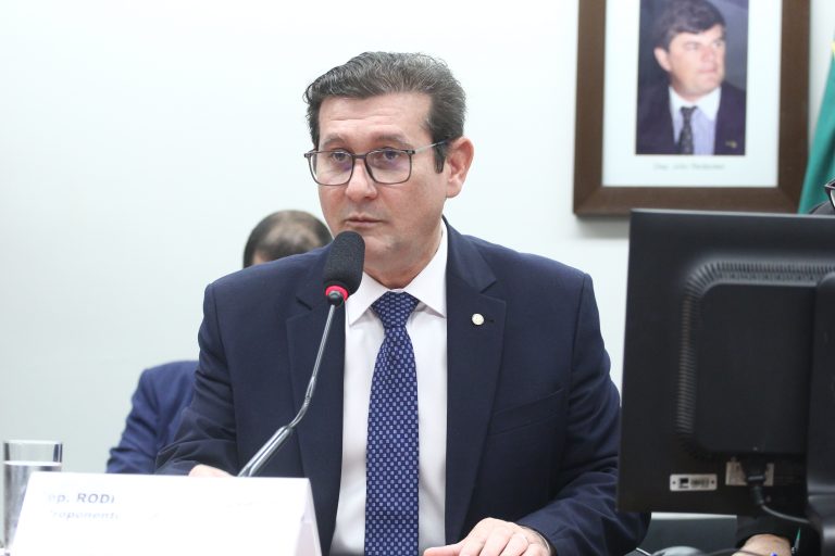 Deputados cobram da PF solução para transferência de armas entre CACs