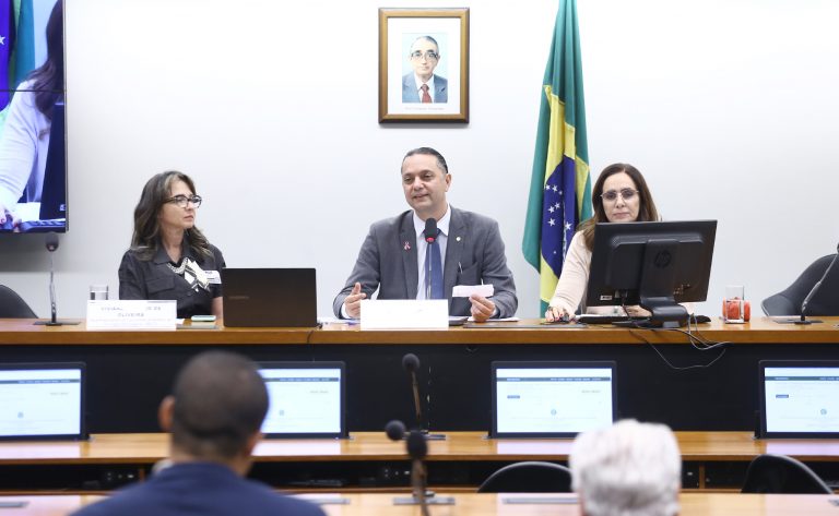 Deputados cobram urgência na aplicação da política nacional contra o câncer