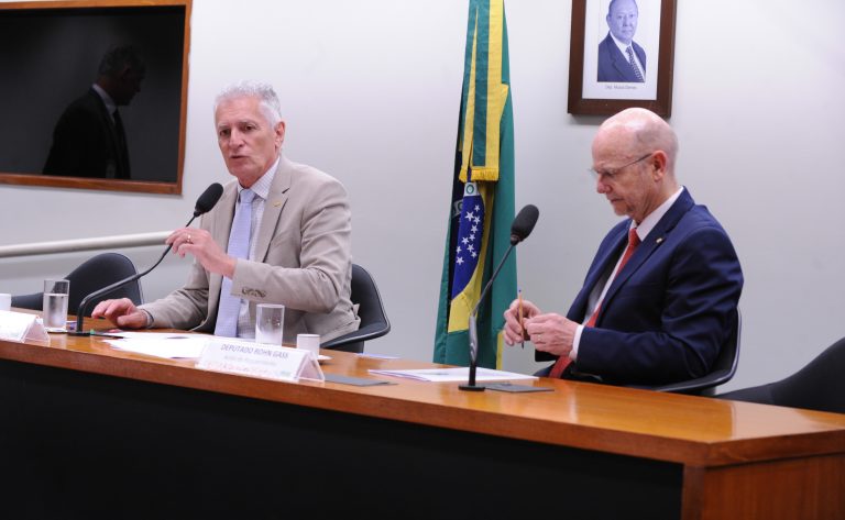 Deputados criticam 'pejotização' e alertam para perda de R$ 100 bi em arrecadação