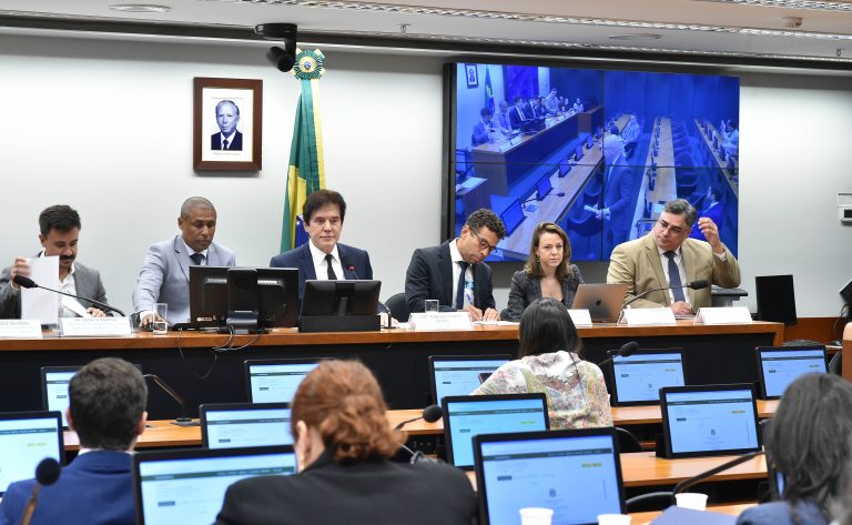 Deputados criticam preços de passagens aéreas; empresas alegam alto custo operacional