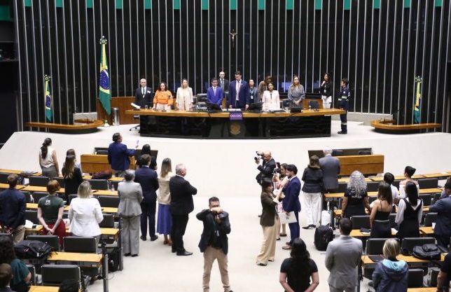 Deputados lançam carta-compromisso para incluir proteção animal nas eleições 2026