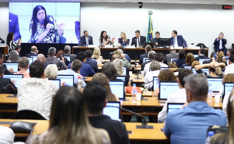 Deputados se unem contra fim da obrigatoriedade de autoescolas para CNH