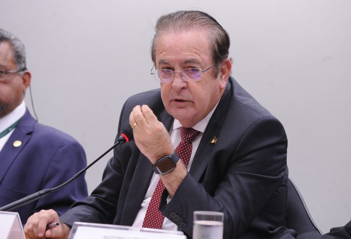 Desconto de 24% no salário: empregados e aposentados dos Correios pagam déficit do Postalis