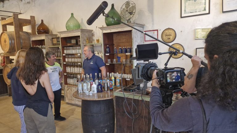 Documentário da TV Câmara retrata tradição secular da cachaça de Paraty com Indicação Geográfica