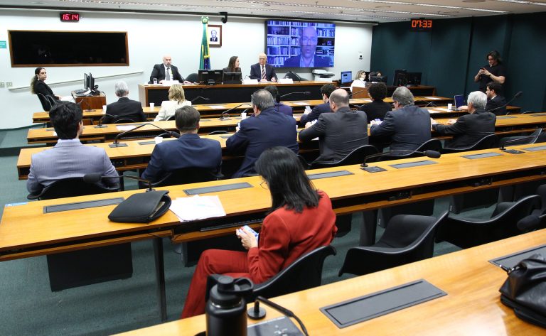 Empresários pedem redução de encargos trabalhistas contra escala 6x1 na Câmara