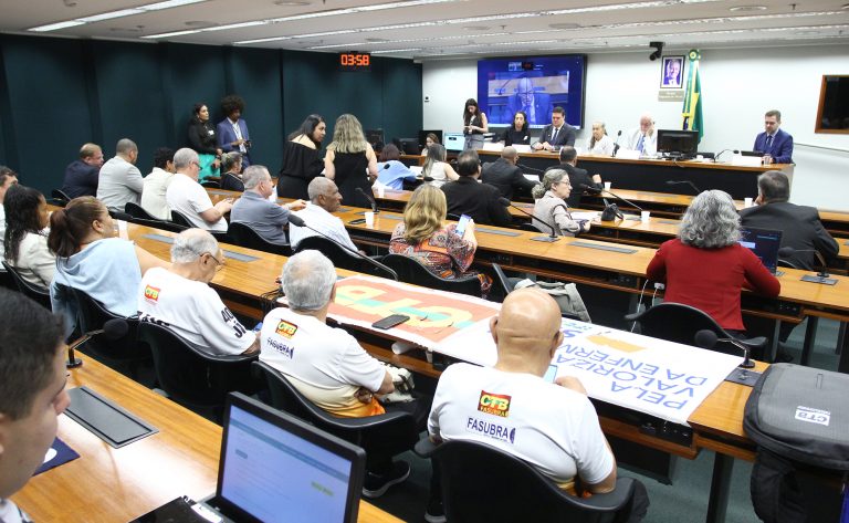 Enfermagem denuncia descumprimento do piso salarial na Câmara dos Deputados