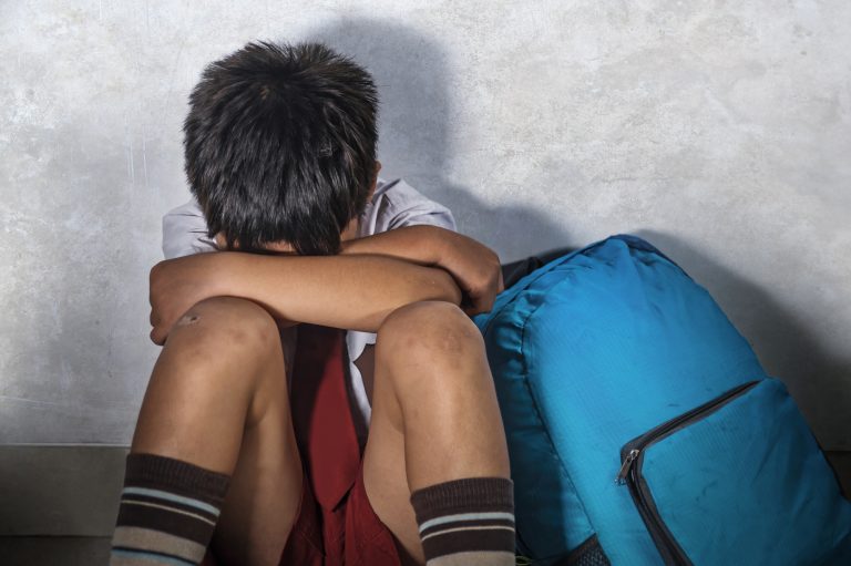 Escolas devem notificar conselhos tutelares sobre automutilação e suicídio