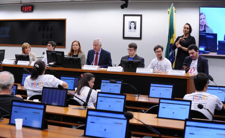 Especialistas cobram fim do capacitismo e inclusão real para pessoas com Down
