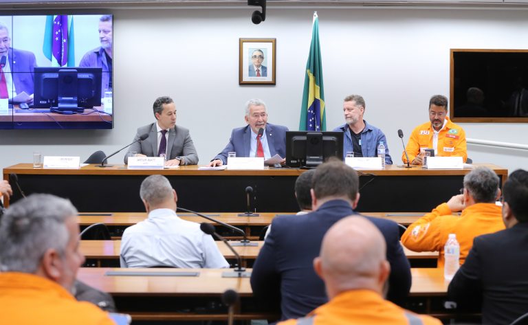 Especialistas culpam distribuidoras por alta dos combustíveis na Câmara