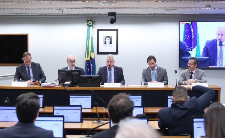 Especialistas defendem marco legal permanente para política industrial brasileira