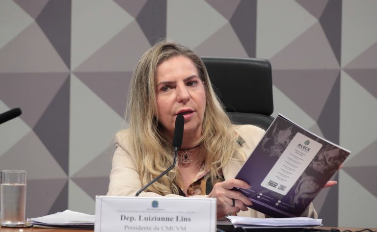 Especialistas defendem políticas integradas contra violência econômica às mulheres
