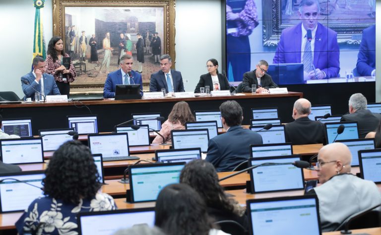 Especialistas divergem sobre constitucionalidade da redução da maioridade penal