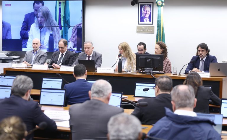 Especialistas divergem sobre direitos autorais e IA generativa em audiência da Câmara