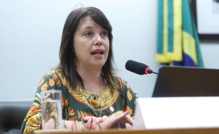 Especialistas pedem fim de perfis digitais para menores em plataformas