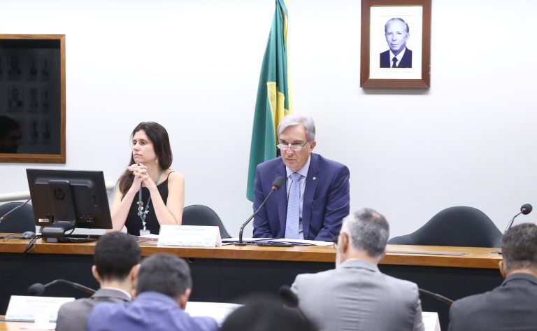 Especialistas pedem flexibilidade em acordos de risco compartilhado entre Ministério da Saúde e farmacêuticas