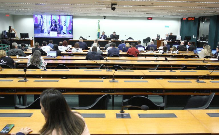 Especialistas propõem permissão supervisionada para jovens de 16 anos dirigirem