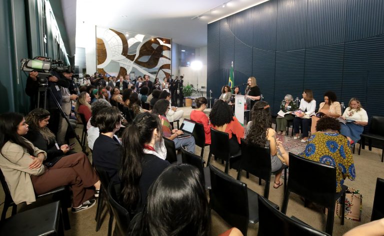 Estudos revelam violência política digital sistemática contra mulheres negras no Brasil
