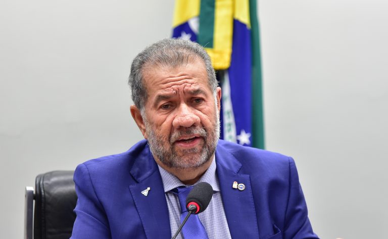 Ex-ministro Carlos Lupi depõe na CPMI sobre fraudes bilionárias no INSS nesta segunda-feira