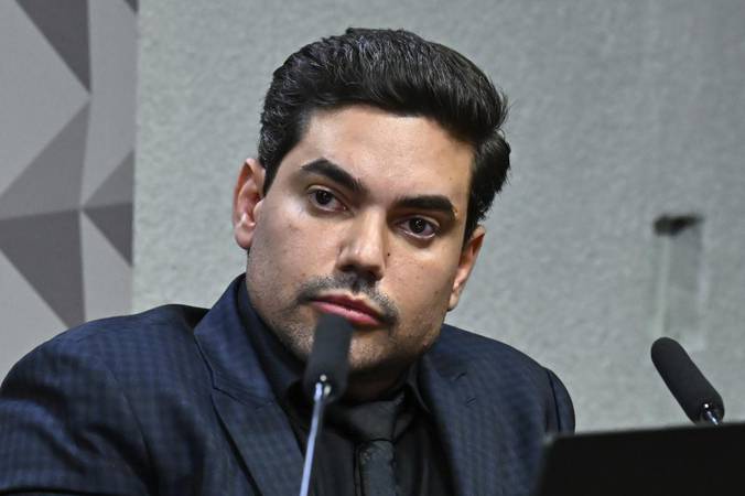 Ex-presidente de associação suspeita de fraude no INSS se cala na CPMI