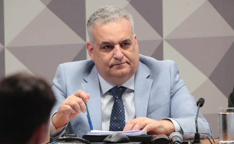 Ex-presidente do INSS defende gestão em depoimento sobre fraudes na CPMI