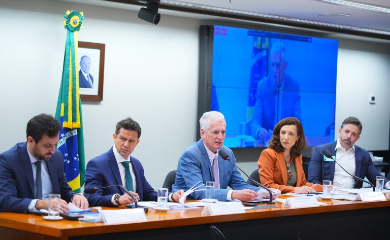 Exportadores brasileiros relatam perdas milionárias com tarifas de 50% impostas por Trump