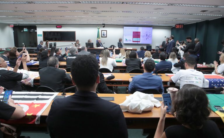 Farmacêuticos e donos de farmácias divergem sobre piso salarial de R$ 8 mil