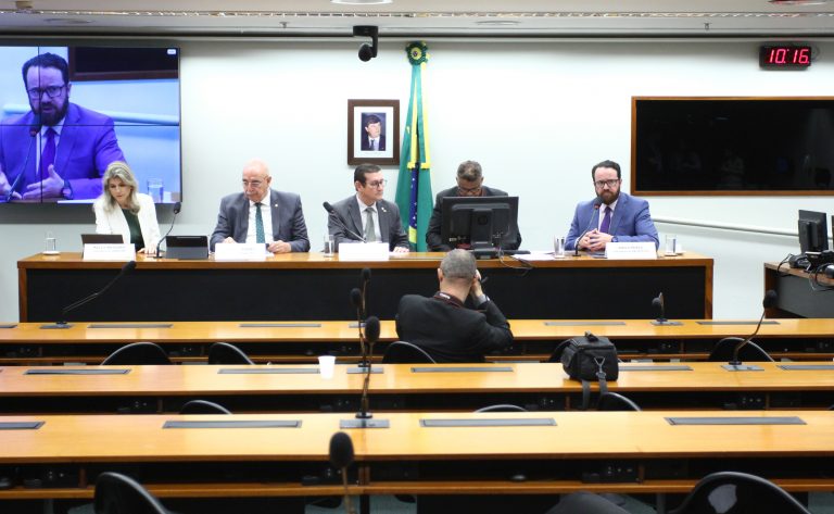 Fazenda defende cooperação entre órgãos contra lavagem de dinheiro em fintechs