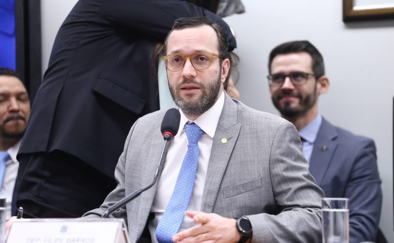 Filipe Barros critica terceira ausência de Lewandowski em audiência sobre asilo