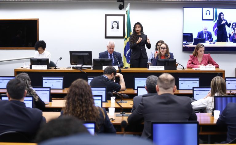FNDE reconhece atraso na entrega de livros em braille para estudantes cegos