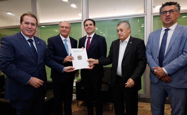 Governo apresenta pacote de medidas para proteger exportações brasileiras do 'tarifaço' de Trump