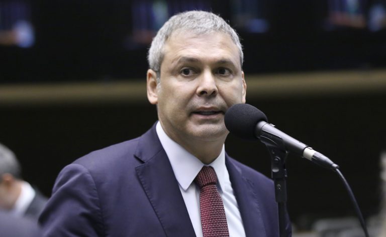 Governo enviará projeto para acabar com escala 6x1 com urgência constitucional