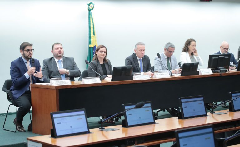 Governo estuda reduzir impostos sobre equipamentos para data centers no Brasil