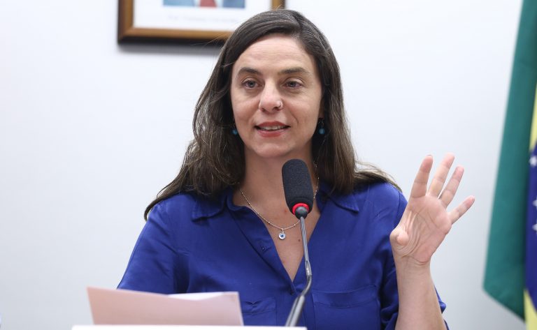 Governo propõe ampliar bibliotecas escolares em 10% ao ano até 2035 para combater queda na leitura