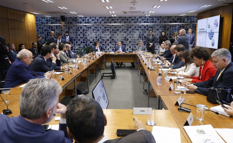 GT da Câmara lança livro com debates da reforma administrativa