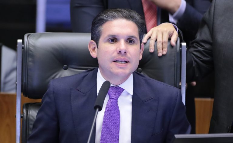 Hugo Motta anuncia votação de projeto sobre proteção de crianças em ambientes digitais para próxima semana