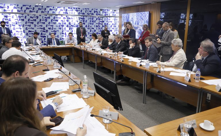 Hugo Motta anuncia votação sobre bebidas adulteradas e bagagem de mão