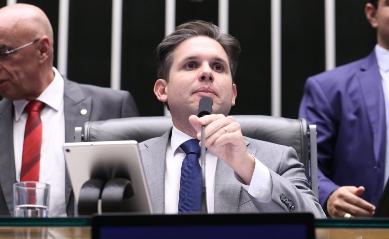 Hugo Motta celebra aprovação da PEC da Segurança Pública na Câmara