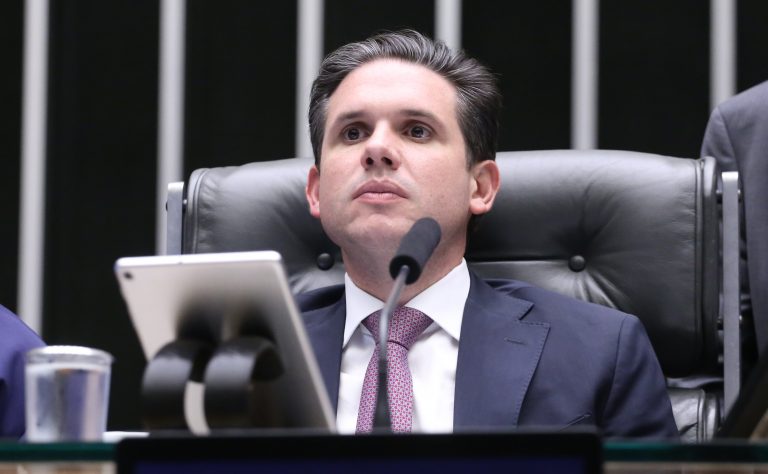 Hugo Motta comemora aprovação de corte de 10% em benefícios fiscais federais