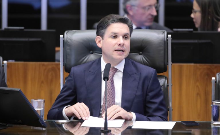 Hugo Motta defende diálogo para resolver crises entre os Poderes