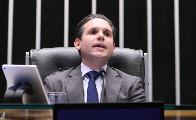 Hugo Motta defende PEC que garante 1% da receita federal para assistência social