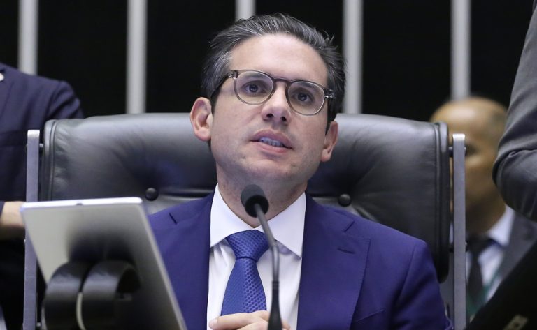 Hugo Motta esclarece que Câmara não delibera sobre prisão de Zambelli, apenas sobre perda de mandato