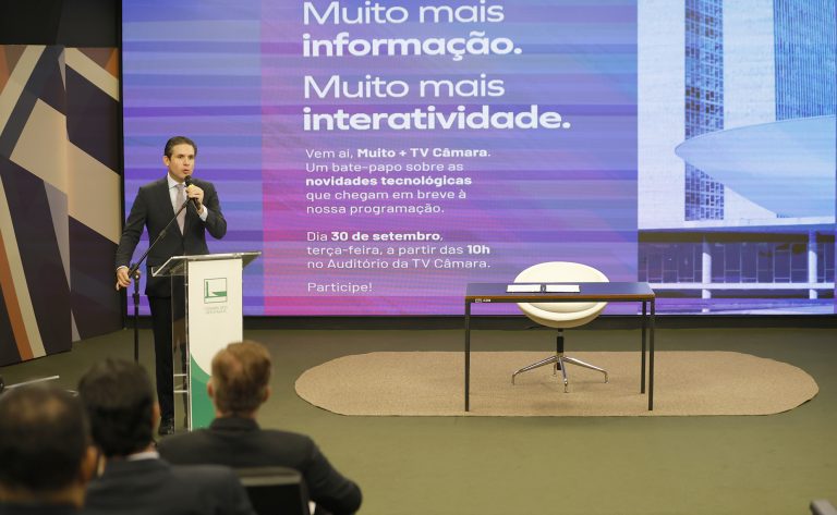Hugo Motta lança modernização da TV Câmara com painel digital e TV 3.0