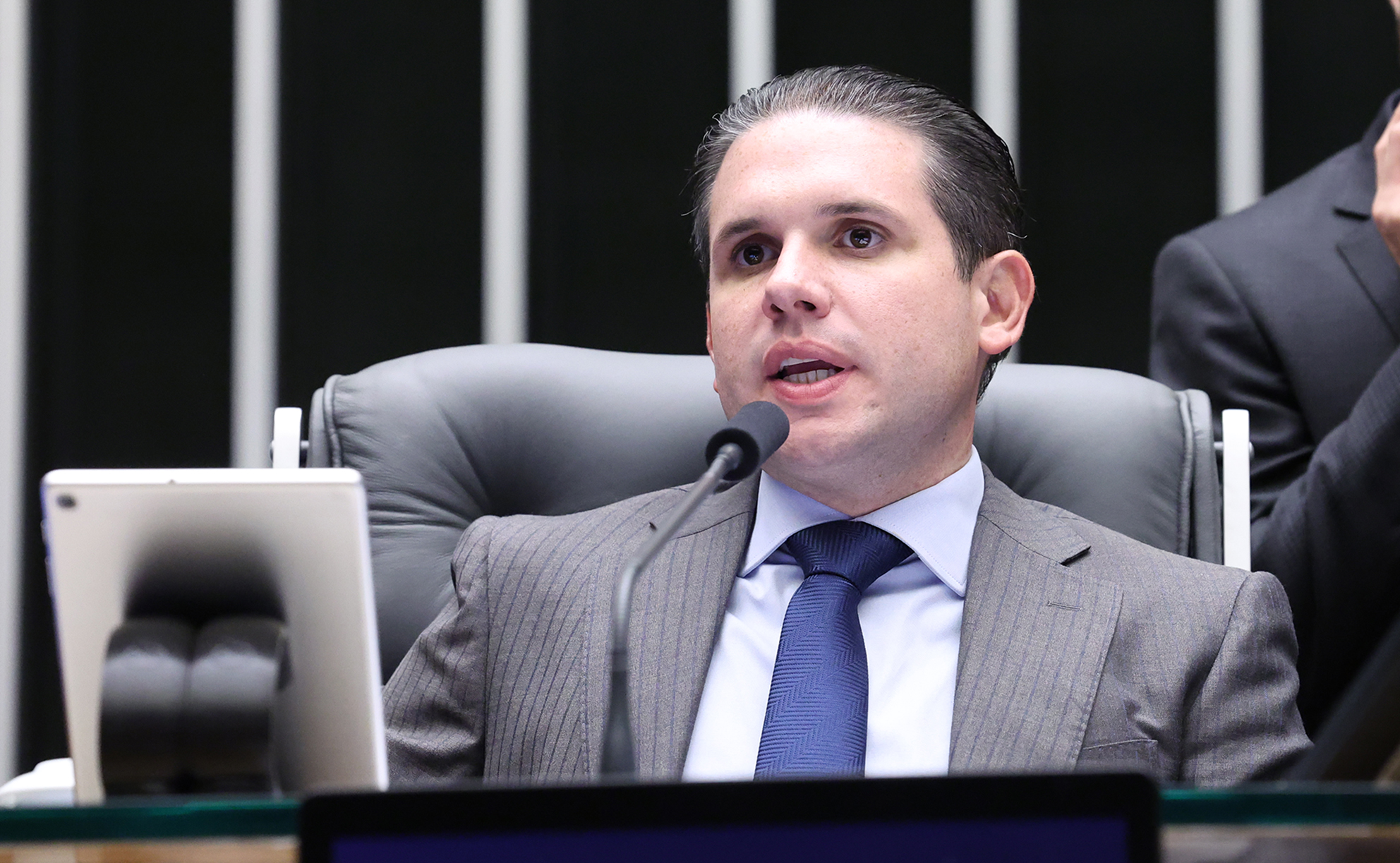 Hugo Motta quer votar hoje projeto que reduz impostos sobre combustíveis