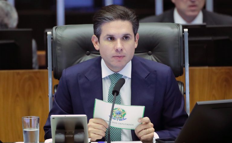 Hugo Motta quer votar isenção de IR até R$ 5 mil no Plenário na próxima semana