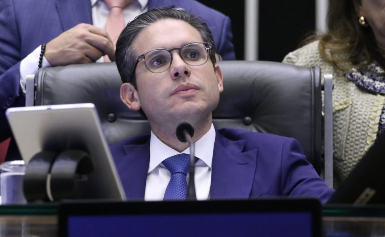 Hugo Motta repudia sanções americanas contra ministro Alexandre de Moraes do STF