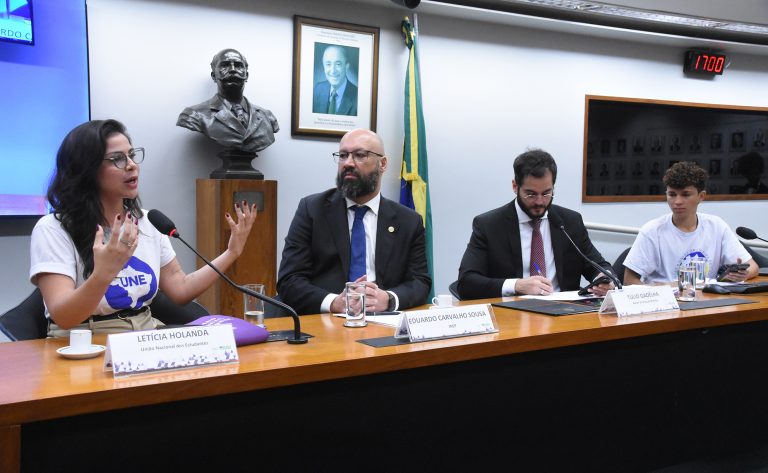Inep nega mudança nos critérios da redação do Enem e estuda uso de IA