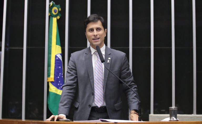 INSS descumpre lei que isenta pessoas com deficiência permanente de recadastramento, denuncia deputado