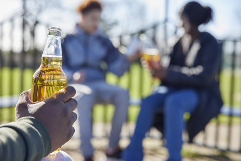 Lei aumenta pena para quem fornecer álcool ou drogas a menores