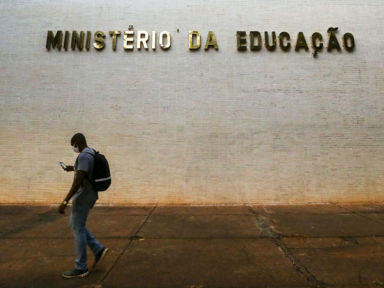 Lei cria 8,6 mil cargos no MEC e garante recursos para segurança do DF